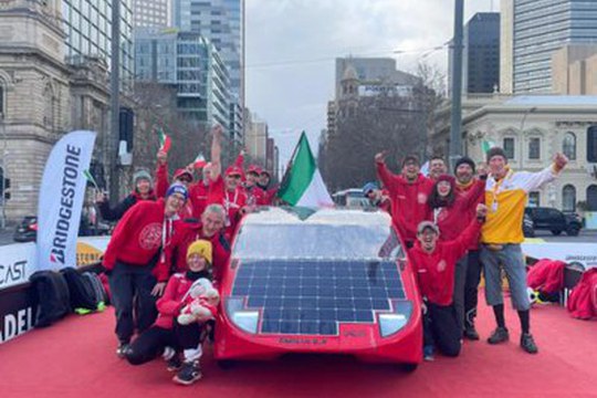 Il prototipo di auto solare Emilia 5.9 conquista il terzo posto alla Bridgestone World Solar Challenge Il prototipo di auto solare Emilia 5.9 conquista il terzo posto alla Bridgestone World Solar Challenge